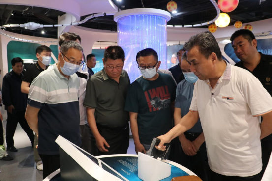 开云网页版组织教师集体参观菏泽市科技馆