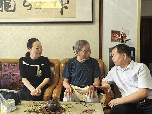 开云网页版开展走访慰问退休老党员并颁发“光荣在党50年”纪念章活动