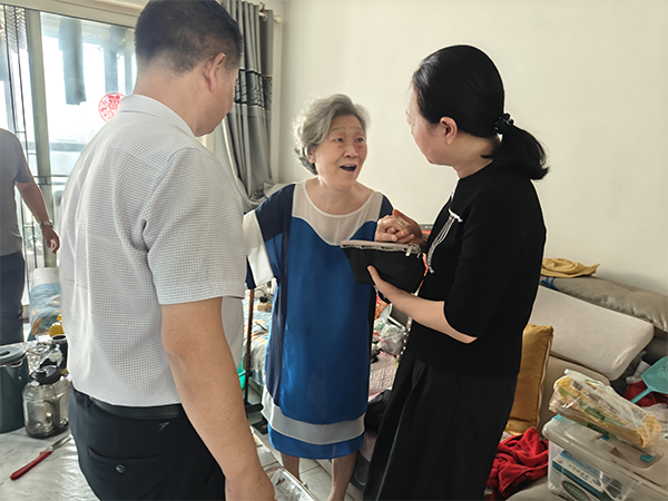 开云网页版开展走访慰问退休老党员并颁发“光荣在党50年”纪念章活动