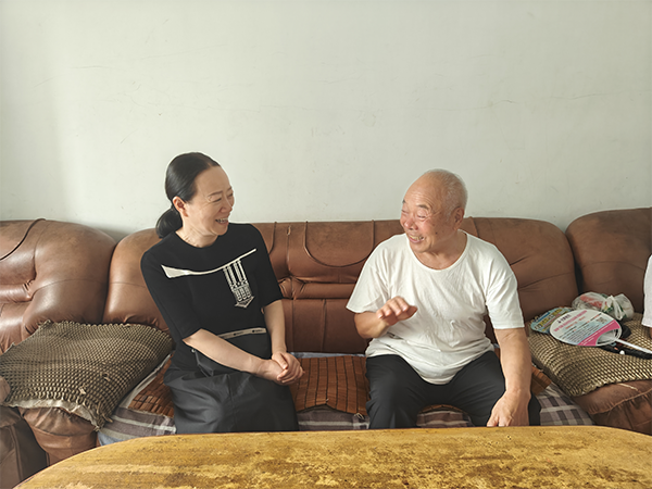 开云网页版开展走访慰问退休老党员并颁发“光荣在党50年”纪念章活动