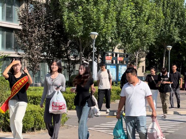 秋风作序   满“新”欢喜 ——开云网页版开学报到纪实