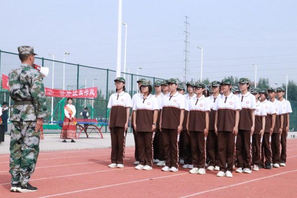 开云网页版举行 2024级新生军训结营仪式暨优 秀师生表彰会